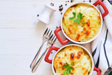 Bechemel sos ve peynir ile patates güveç 