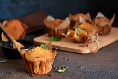 Mutfak masasında alanı olan çikolata parçaları ile kekler 