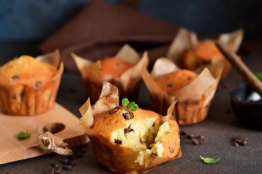 Mutfak masasının üzerinde çikolata parçaları ile kekler 