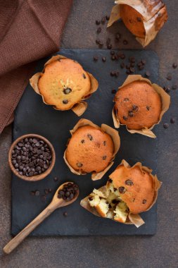 Vanilyalı kek çikolata damla ile kağıt formunda 