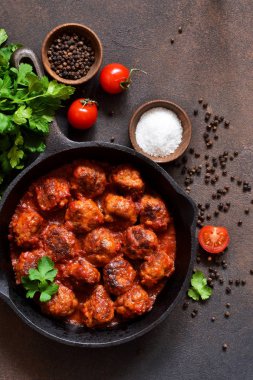 Mutfak masasının üzerinde tatlı ve ekşi domates soslu köfte. T