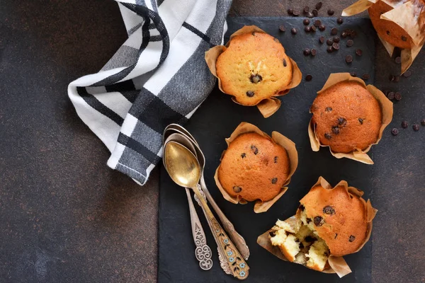 Muffins βανίλιας σε έντυπη μορφή με σταγόνες σοκολάτας — Φωτογραφία Αρχείου