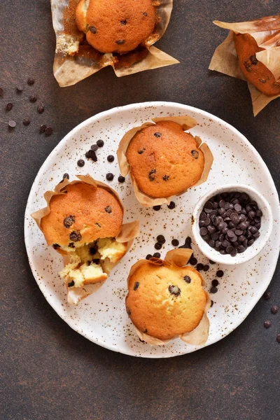 Vanilkové muffiny v papírové podobě s kapkami čokolády — Stock fotografie