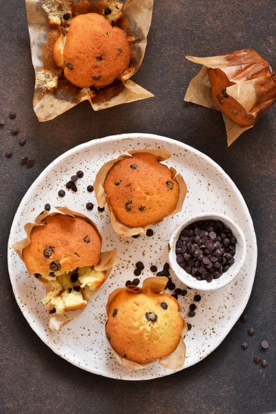 Vanilkové muffiny v papírové podobě s kapkami čokolády — Stock fotografie