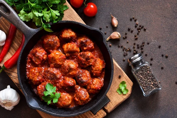 Mutfak masasının üzerinde tatlı ve ekşi domates soslu köfte. 