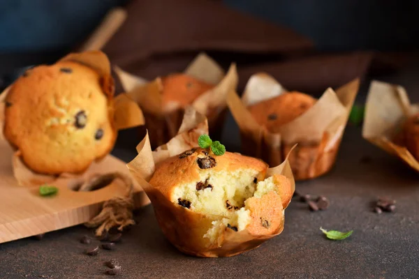 Muffiny s kousky čokolády na kuchyňském stole — Stock fotografie