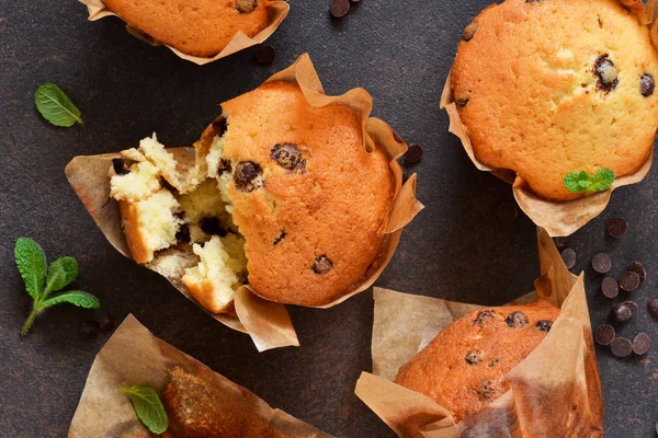 Muffiny s kousky čokolády na kuchyňském stole — Stock fotografie
