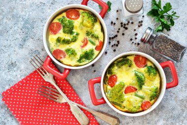 Beton arka planda brokoli ve domates ile güveç. 