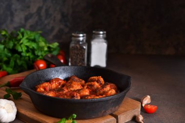 Mutfak masasının üzerinde tatlı ve ekşi domates soslu köfte. T