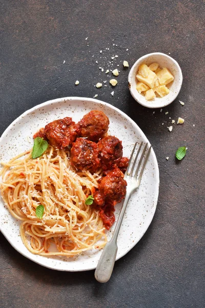 Паста-спагетти с фрикадельками, томатным соусом и пармезаном — стоковое фото