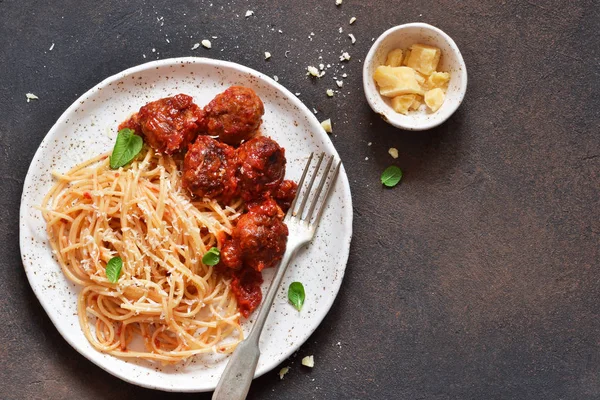 Паста-спагетти с фрикадельками, томатным соусом и пармезаном — стоковое фото
