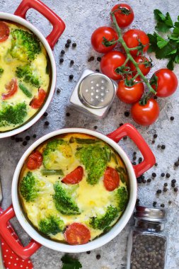 Beton arka planda brokoli ve domates ile güveç. 
