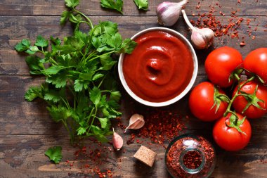 Baharat ve biber ile domates ketçap sosu. Yukarıdan görüntüle.