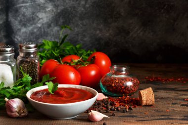 Baharat ve biber ile Domates ketçap sosu