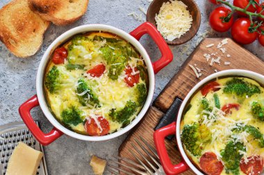 Brokoli, domates ve parmesan ile Güveç 