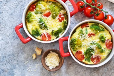 Beton bir bac brokoli, domates ve parmesan ile Güveç