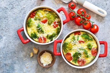 Beton bir bac brokoli, domates ve parmesan ile Güveç