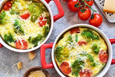 Beton bir bac brokoli, domates ve parmesan ile Güveç