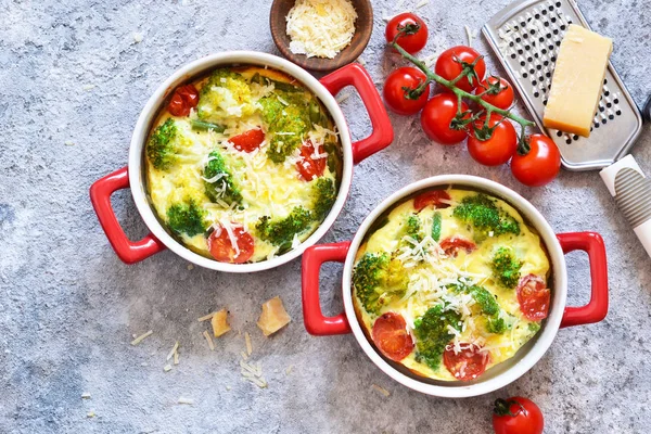 Broccoli, tomater och parmesan på en konkret BAC — Stockfoto