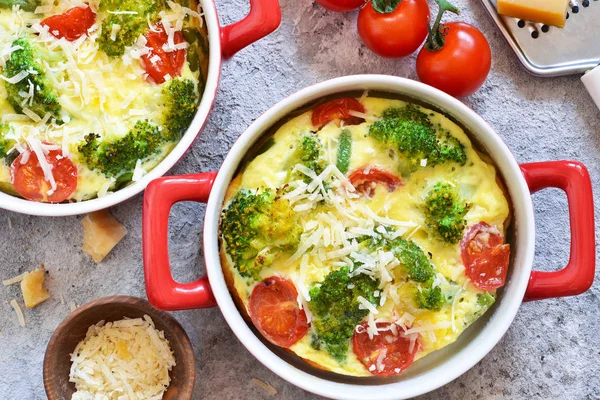Broccoli, tomater och parmesan på en konkret BAC — Stockfoto