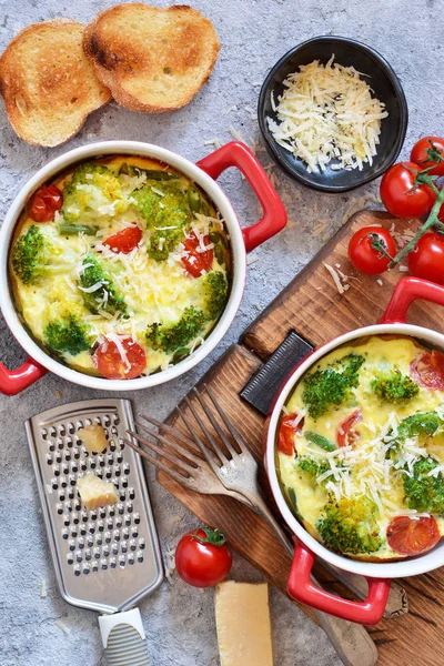 Casseruola con broccoli, pomodori e parmigiano — Foto Stock