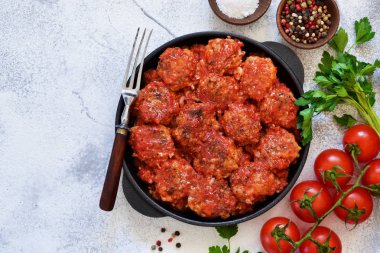 Tavada domates soslu köfte ve baharatlar 