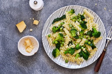 Ispanak, brokoli ve yeşil bezelye ile İtalyan makarna