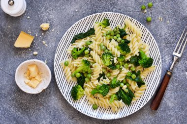 Ispanak, brokoli ve yeşil bezelye ile İtalyan makarna 