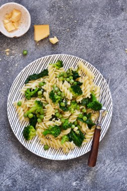 Ispanak, brokoli ve yeşil bezelye ile İtalyan makarna 