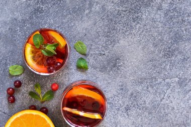 Portakal, nane ve baharatile sıcak kızılcık çayı.