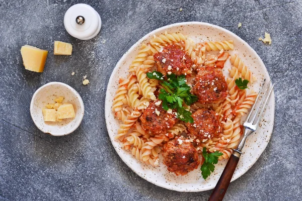 Итальянская паста с мясными шариками, томатным соусом и пармезаном — стоковое фото