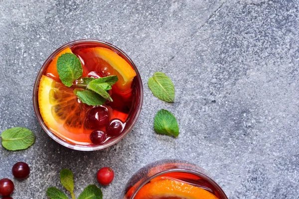 Chá de cranberry quente com laranja, hortelã e especiarias . — Fotografia de Stock