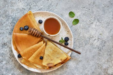 Akçaağaç şurubu, yaban mersini ve nane ile ince krep 