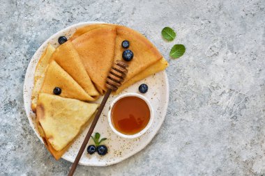 Akçaağaç şurubu, yaban mersini ve nane ile ince krep 