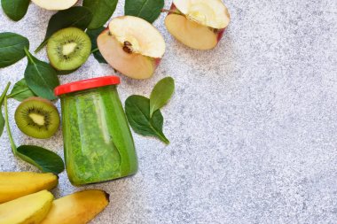 Yeşil smoothie muz, kivi, elma ve ıspanak ile 