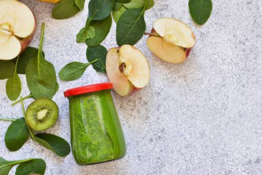 Yeşil smoothie muz, kivi, elma ve ıspanak ile 