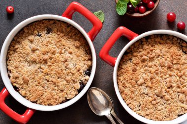 Kızılcık ve diğer çilek, fındık ile Crumble 