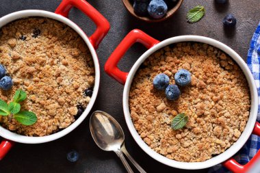 Kiraz beton arka planda ufalanır. Yukarıdan görüntüle.