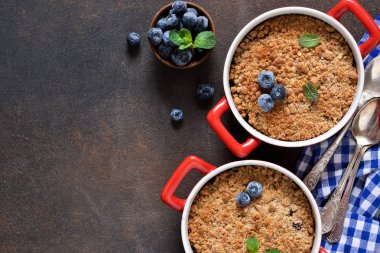 Kiraz beton arka planda ufalanır. Yukarıdan görüntüle.