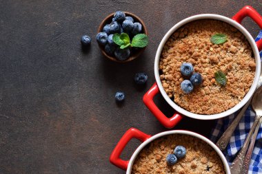 Kiraz beton arka planda ufalanır. Yukarıdan görüntüle.