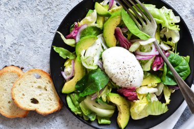 Avokado, yumurta pulluk ve sos ile taze mix salata 