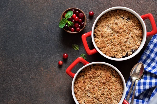 Crumble com cranberries e outras bagas, nozes — Fotografia de Stock