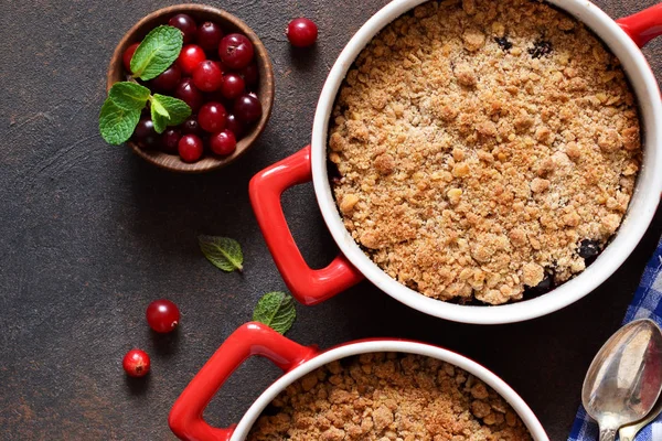 Crumble com cranberries e outras bagas, nozes — Fotografia de Stock