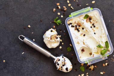Fındık, granola ve çikolata damlaları ile Creamy dondurma 