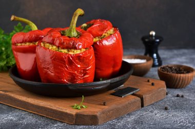 Et, bulgur ve sebze ile doldurulmuş kırmızı biber 