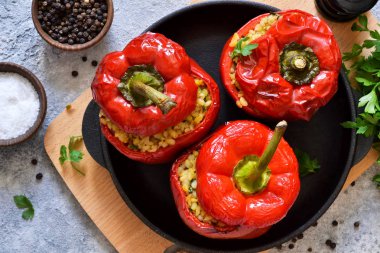 Et, bulgur ve sebze ile doldurulmuş kırmızı biber 