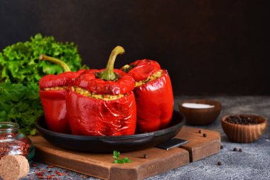 Et, bulgur ve sebze ile doldurulmuş kırmızı biber