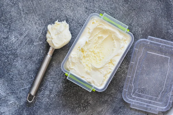 Vanilla, es krim krem pada latar belakang beton . — Stok Foto