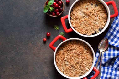 Kızılcık ve diğer çilek, mutfakta fındık ile Crumble 