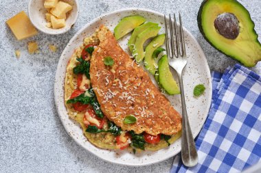 Bir tabakta domates, peynir ve fesleğen ile Omlet 
